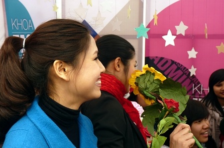 Hoa hậu Ngọc Hân “trao niềm hi vọng” cùng 300 cặp tình nhân - 9