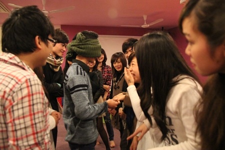 Nụ hôn cháy bỏng của SV Thăng Long trong đêm Valentine - 3