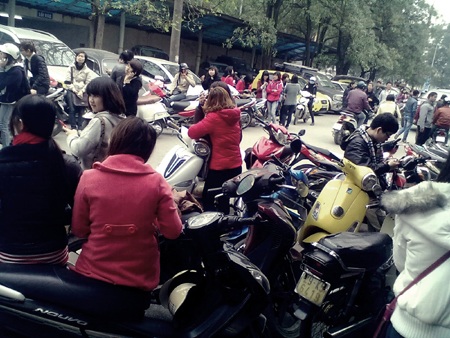 Fan Kpop xếp hàng dài trước Đài truyền hình ngóng vé