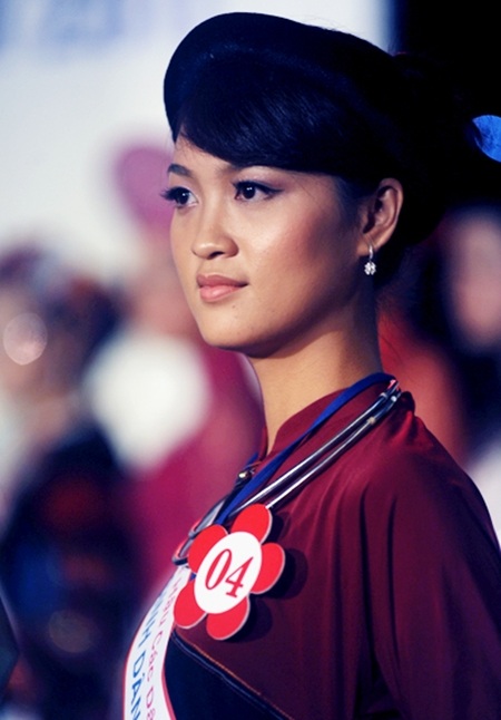Nữ sinh viên Cao Lan “vừa hồng vừa chuyên”