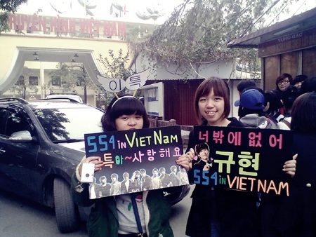 Fan Kpop xếp hàng dài trước Đài truyền hình ngóng vé