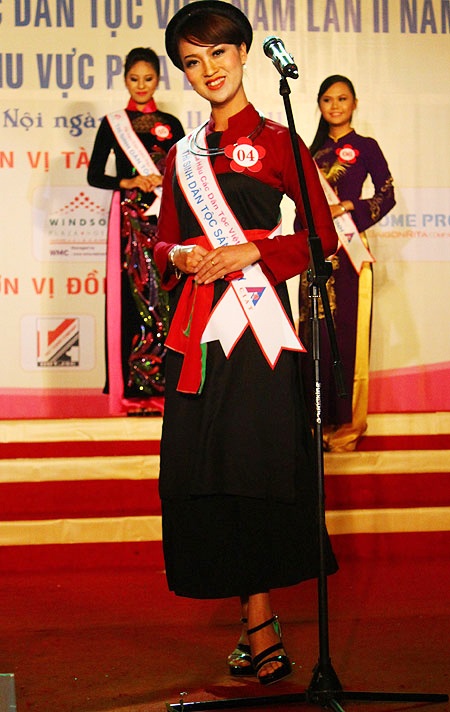 Nữ sinh viên Cao Lan “vừa hồng vừa chuyên”