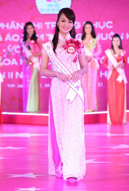 Nữ sinh viên Cao Lan “vừa hồng vừa chuyên”