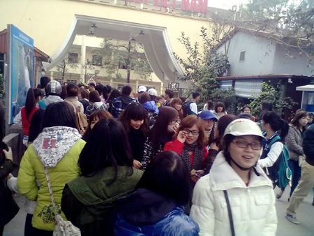 Fan Kpop xếp hàng dài trước Đài truyền hình ngóng vé