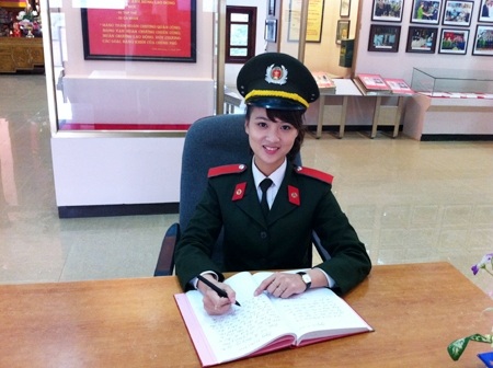 Nữ sinh viên Cao Lan “vừa hồng vừa chuyên”