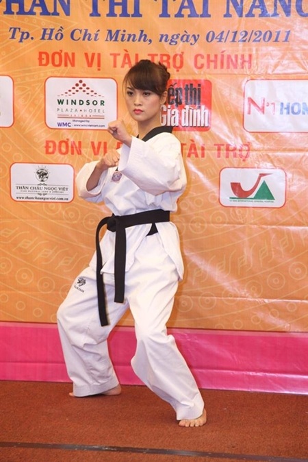 Nữ sinh viên Cao Lan “vừa hồng vừa chuyên”