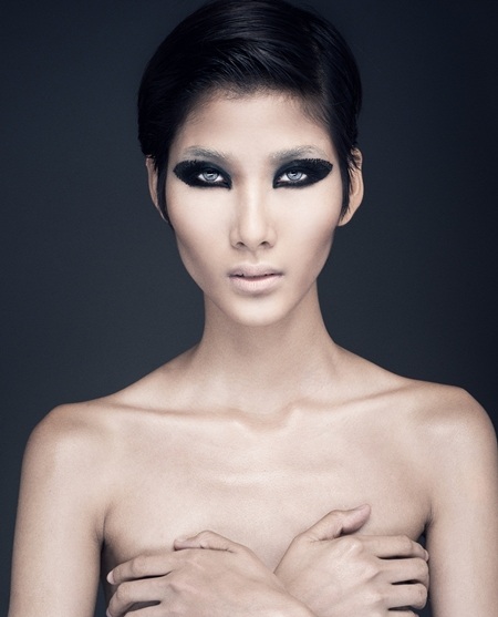 Hoàng Thùy, Lê Thúy gợi cảm với ảnh bán nude