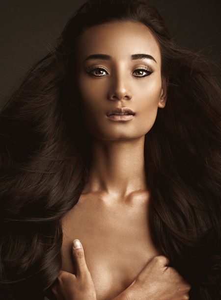 Hoàng Thùy, Lê Thúy gợi cảm với ảnh bán nude