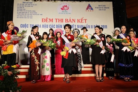 Nữ sinh viên Cao Lan “vừa hồng vừa chuyên”