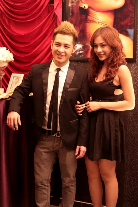 Hoàng Hải tay trong tay với một cô gái lạ