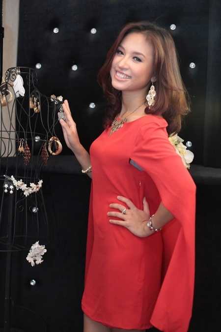 Hoàng Hải tay trong tay với một cô gái lạ