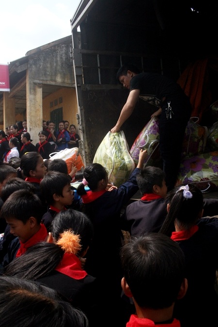 Niềm vui khi có những chiếc chăn mới