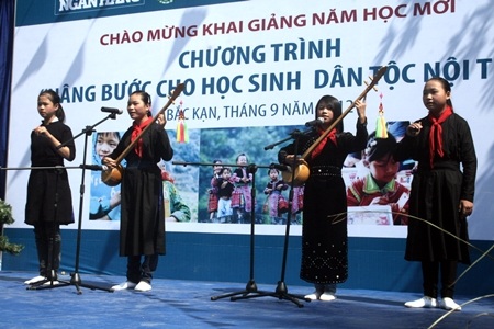 Học trò Ngân Sơn thể hiện làn điệu then truyền thống.