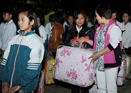 Những tấm chăn ấm sẽ giúp học trò Sìn Hồ ấm áp hơn trong mùa lạnh.