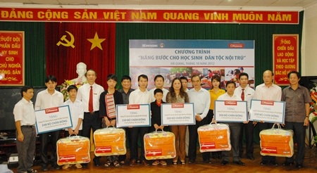 Chăn ấm đã lên với học trò nghèo nơi đỉnh đầu Tổ quốc