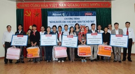 Những tấm chăn ấm đến với học trò Sìn Hồ trong đêm lạnh