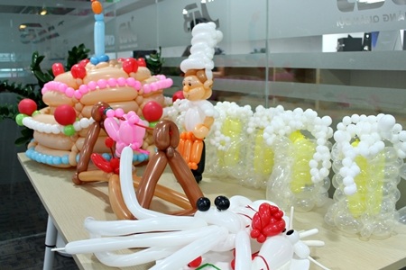 Bếp trưởng của nhà hàng đang chế biến món heo quay.