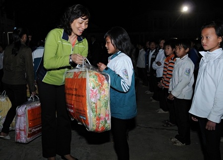 Học trò Sìn Hồ nhận chăn ấm.