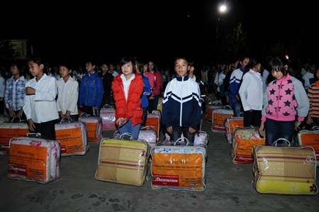 Học trò Sìn Hồ nhận chăn ấm.