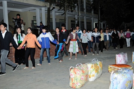 Những tấm chăn ấm sẽ giúp học trò Sìn Hồ ấm áp hơn trong mùa lạnh.