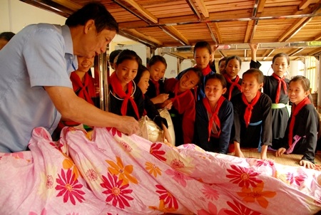 Các em học sinh PTDTNT ATK - Sơn Dương chăm chú