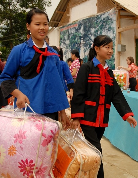  Niềm vui được nhận những tấm chăn mới.