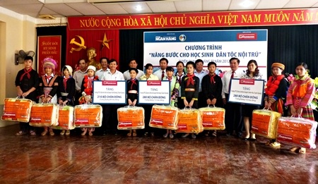 Chăn ấm về với 770 học sinh Tuyên Quang
