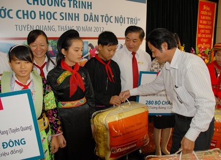 Và nhận những tấm chăn ấm tại TP. Tuyên Quang.