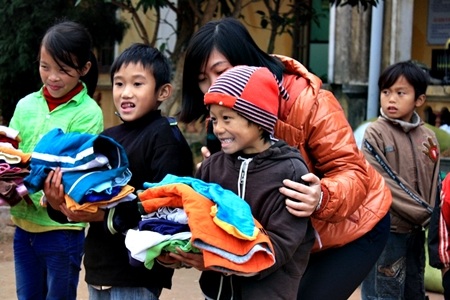 Học sinh xã Công Sơn hân hoan nhận áo ấm.