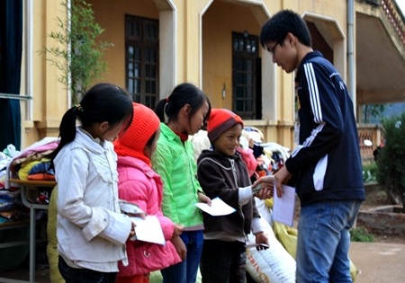 Trao học bổng tới học sinh nghèo học giỏi.