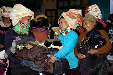 Bà con xã Công Sơn cười vui nhận quà.