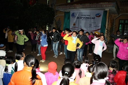 Giao lưu văn nghệ tại trường Dân tộc nội trú Tiểu học - THCS Công Sơn.