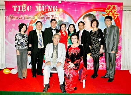 “Nghệ sỹ hài Chí Trung sẽ đem đến gia vị lạ cho nhạc jazz” - 1 Nghệ sỹ trẻ Phạm Lê Phương (đứng thứ 3 từ trái sang) cùng đại gia đình.