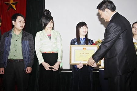 Tuyên dương 67 học sinh, sinh viên dân tộc thiểu số xuất sắc - 2 Thứ trưởng, Phó Chủ nhiệm Ủy ban Dân tộc Hoàng Xuân Lương trao Bằng khen