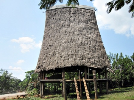 Lễ cúng Thần nhà Rông của người J’rai