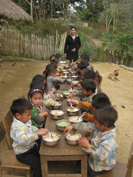 Năm 2013, “Cơm có thịt” tặng “Học sinh cặp lồng” - 1 Mẫu giáo Pha Lay (Điện Biên) ngày đầu ăn “Cơm Có Thịt”.
