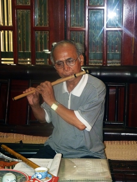 Bác Tùng Lâm - một trong những học viên cao tuổi của lớp sáo trúc.