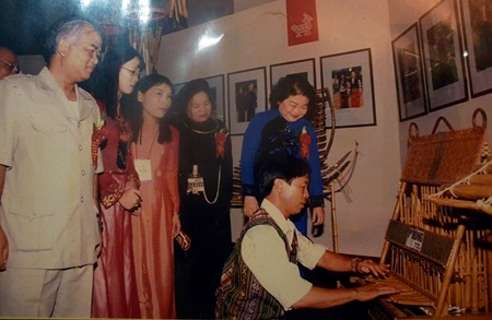 Nguyên Phó Chủ tịch nước Trương Mỹ Hoa thưởng thức tiếng đàn P'rông 