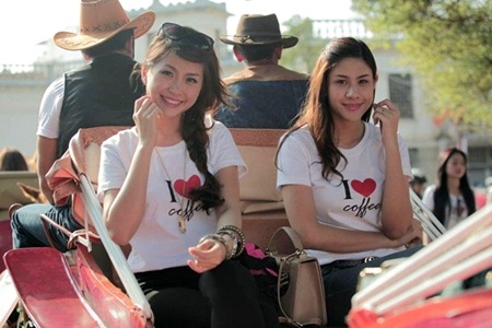 Diễm Trang (trái) diễu hành khai mạc Lễ hội Cà phê.