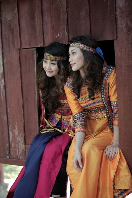 Diễm Trang (trái) hóa thân thành thiếu nữ Ê đê.