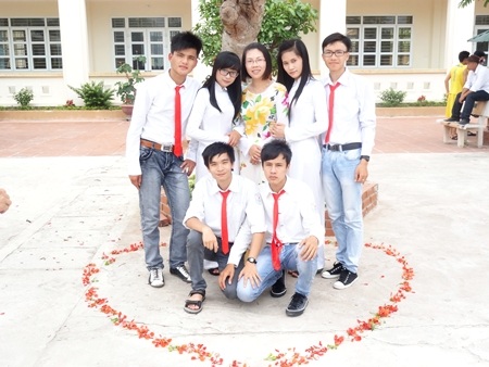 Cô giáo Ngô Tố Uyên và các em học sinh trong đội tuyển học sinh giỏi Hóa