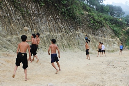 Quả bóng cũ rách nát nhưng lại rất có giá với các “cầu thủ” nhí nơi đây.