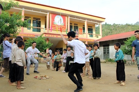 Trò chơi cướp cờ là trò chơi phổ biến nhất của các em học sinh nơi đây