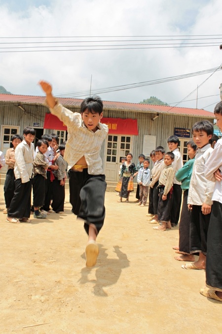 Chỉ cần một khoảng sân rộng là lũ trẻ thả sức chơi nhảy bước.