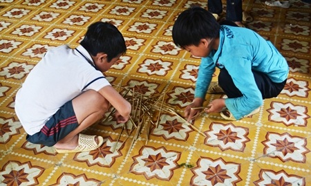 Que chuyền được dùng chơi trò cắm sông.