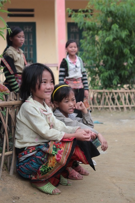 Các bé đứng xem thích thú, hào hứng cổ vũ bạn mình.