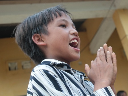 Các bé đứng xem thích thú, hào hứng cổ vũ bạn mình.