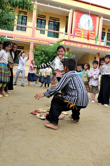 Đếm theo số thứ tự 1, 2, 3, 4, 5… các bạn phải nhớ số của mình.