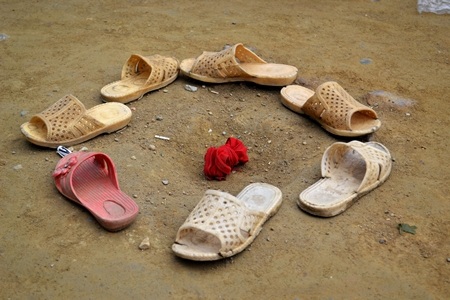 Chiếc khăn quàng tháo ra để làm cờ, những chiếc dép được xếp lại