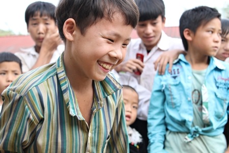 Cứ thế, đám học trò cười vang cả một góc trời.